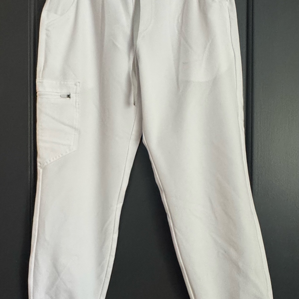 White FIGS Jogger Pants with matching top Small petite